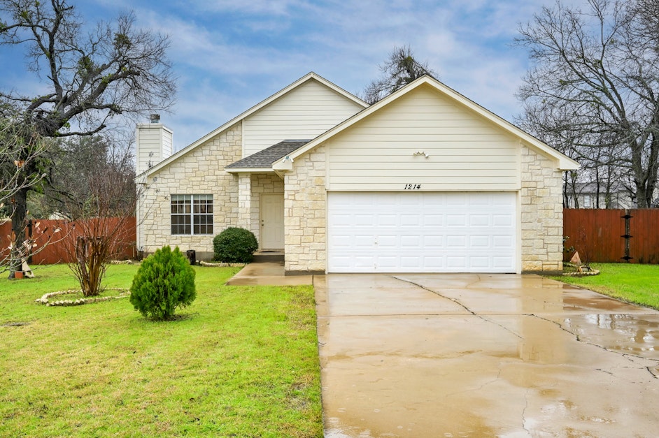 1214 North Avenue F, Elgin, TX 78621, Presented by Lindsay Harris